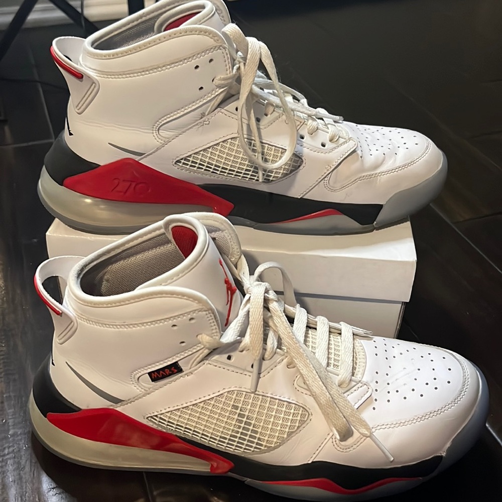 JORDAN MARS 270 WHITE/FIRE RED